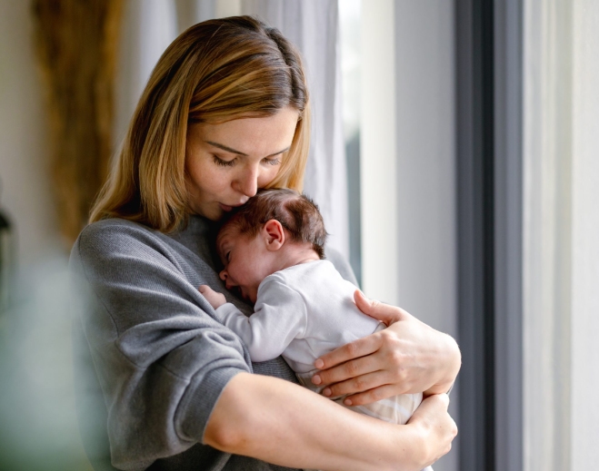 Madre sosteniendo a su bebé recién nacido