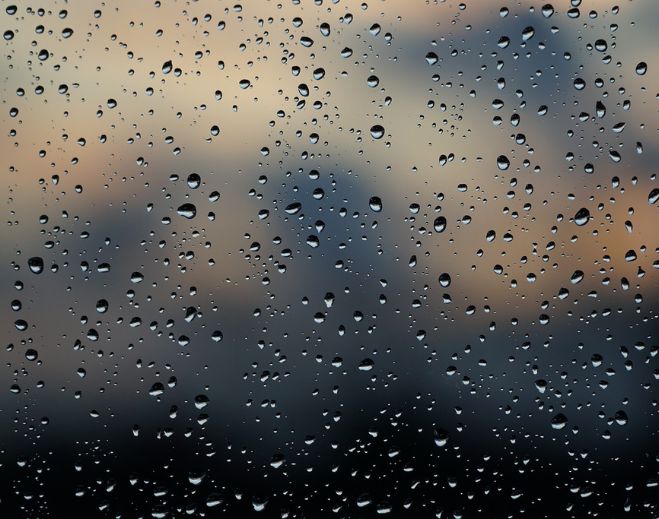 Gotas de lluvia sobre ventana de cristal